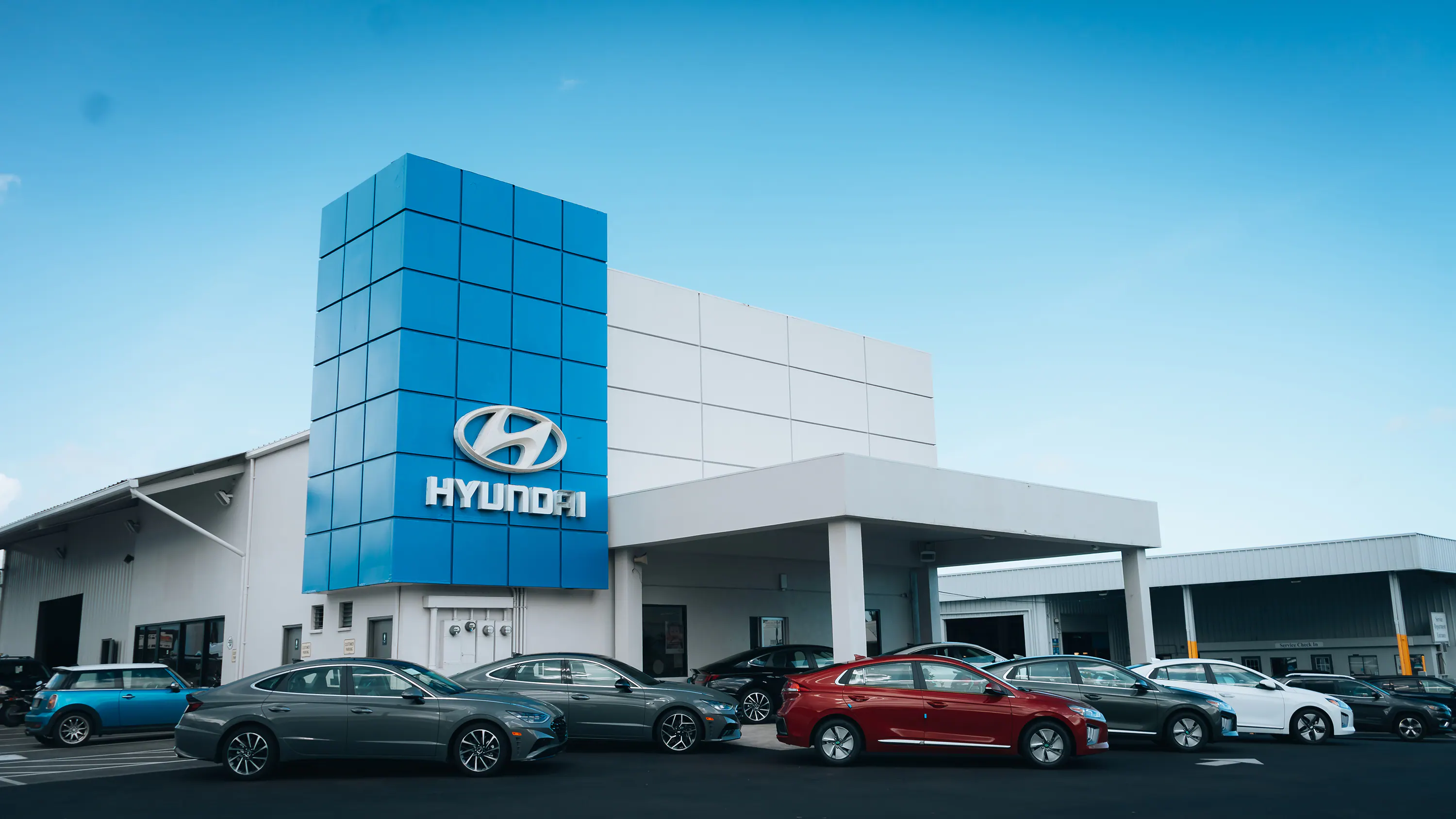 Windward Hyundai building with cars in front
